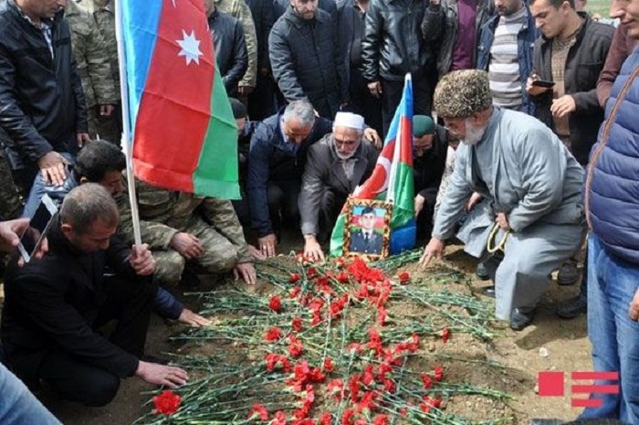 Şəhid baş leytenantın medalı anasına təqdim olundu